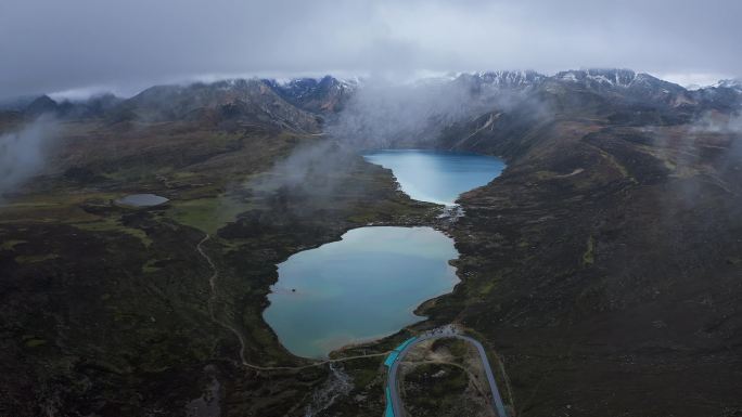 航拍雨雾天的川藏线姊妹湖风光