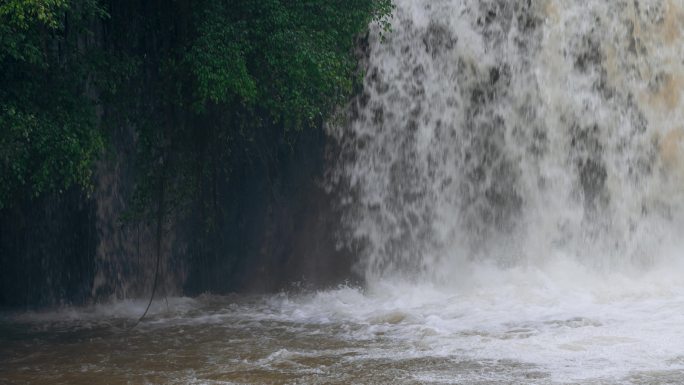 雨季瀑布