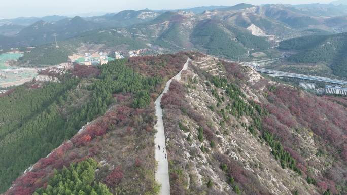 航拍济南蚰蜒山红叶