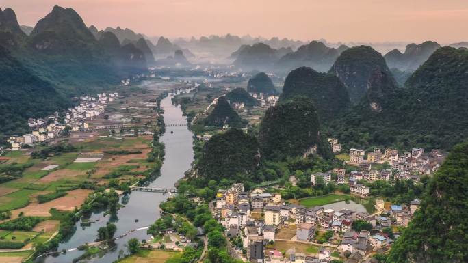 玉龙河两岸是耕地和峰林