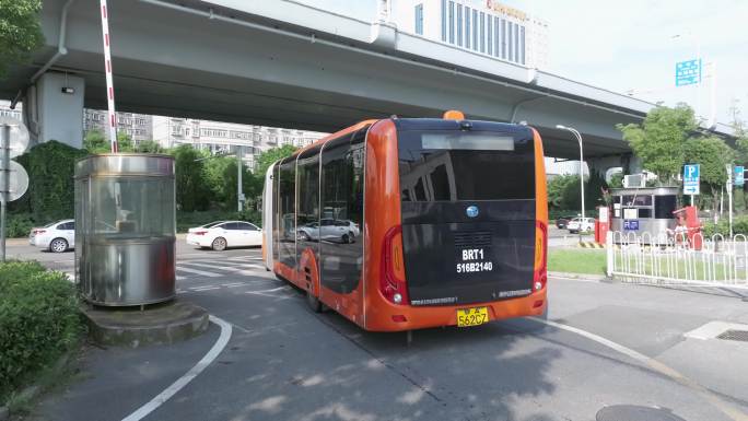 武汉BRT总站出车流程
