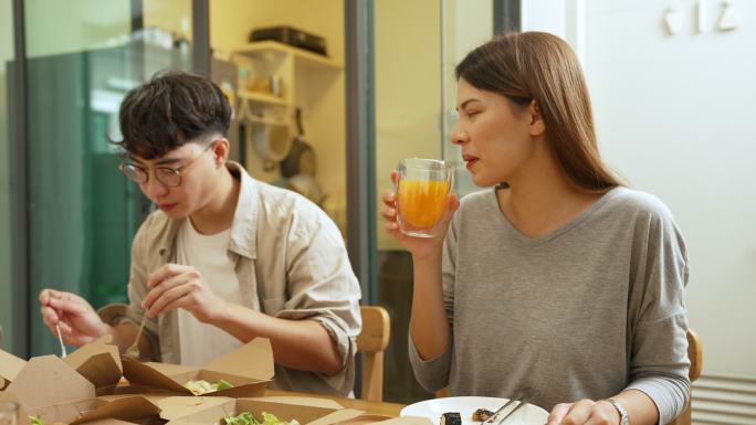 亚洲家庭一起用餐就餐和谐共处