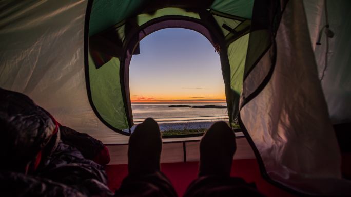 日落时从帐篷里看海