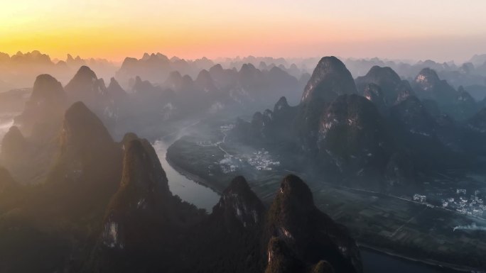 漓江穿过桂林的喀斯特峰林，这是一幅美丽的图画