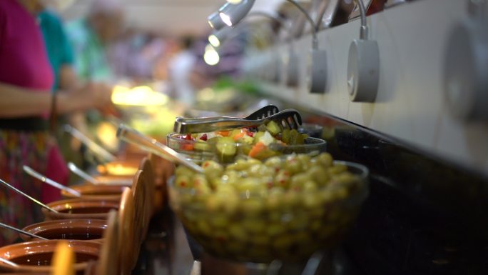 橄榄和沙拉自助餐餐饮用餐聚会分享理念。
