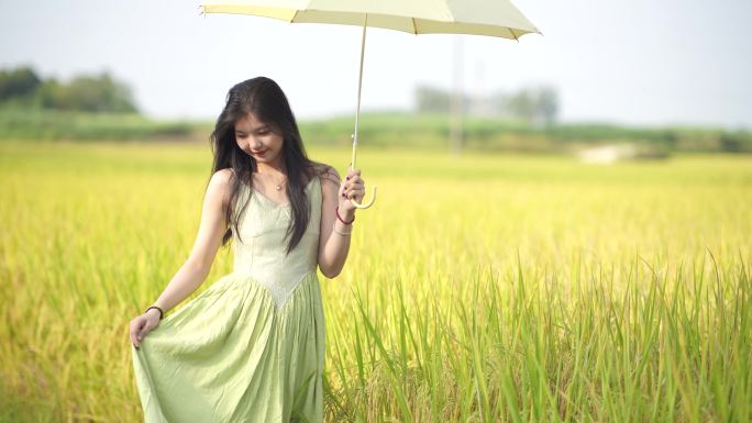 女孩在秋天的田野里