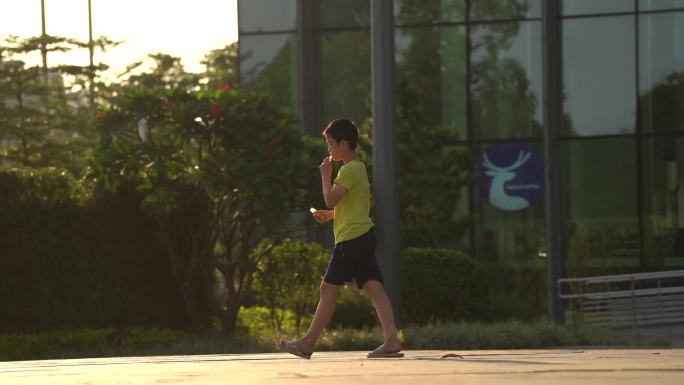 夕阳下广场的人们