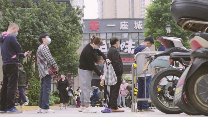 小区疫情核酸监测点排队的人