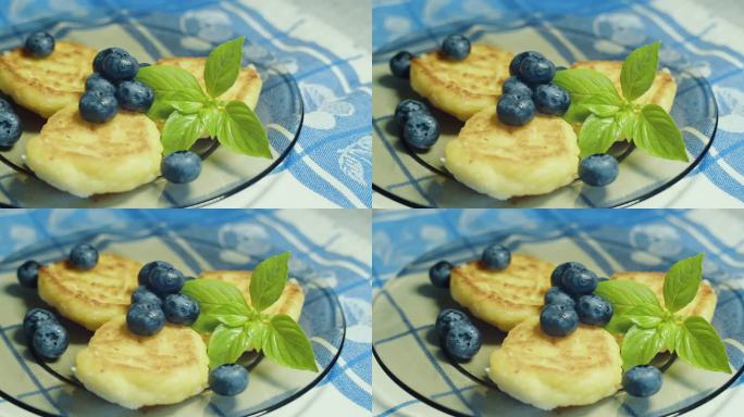 芝士蛋糕配蓝莓和香草。