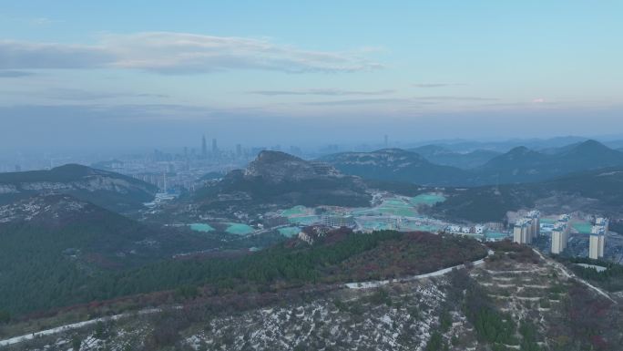 航拍济南蚰蜒山红叶