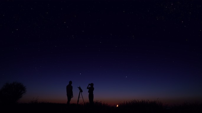 观察夜空的年轻人夜晚观察星空望远镜天文爱