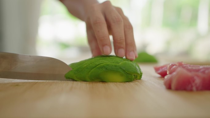 女性切鳄梨的B卷牛油果切片做美食