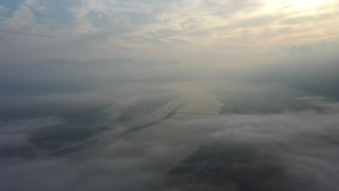 三峡大坝上的云海