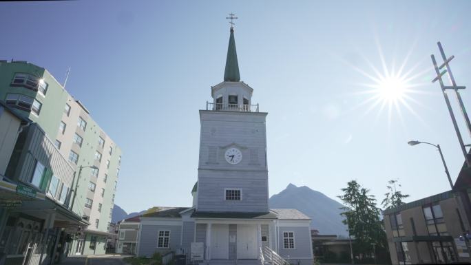 小镇上一座教堂的旅行镜头