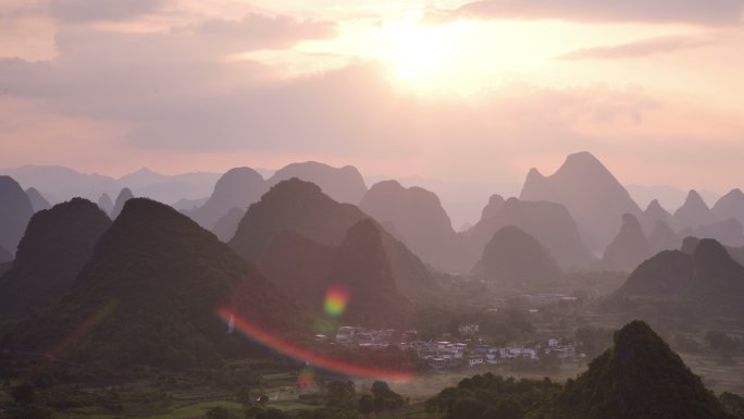 乡村喀斯特景观中的日落云