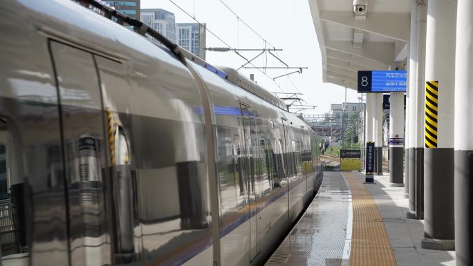 【4K】株洲火车站  车站站台火车开过