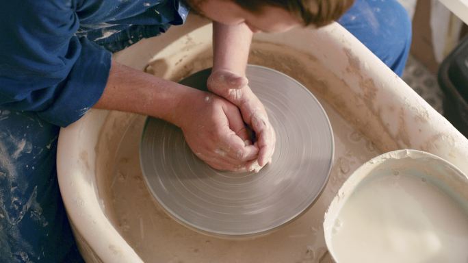 男性陶工在他的工作室里雕刻陶瓷艺术。技艺精湛的工匠，爱好爱好，制作手工工艺品，在创业企业中销售。男子