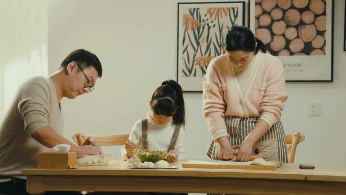 节日冬至春节一家三口开心包饺子团圆温馨