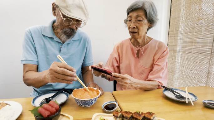 活跃的资深夫妇拍摄日本美食