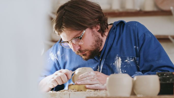 波特在他的工作室里制作陶瓷艺术。技艺精湛的工匠，爱好制作手工工艺品，在创业企业中销售。一个严肃的人在