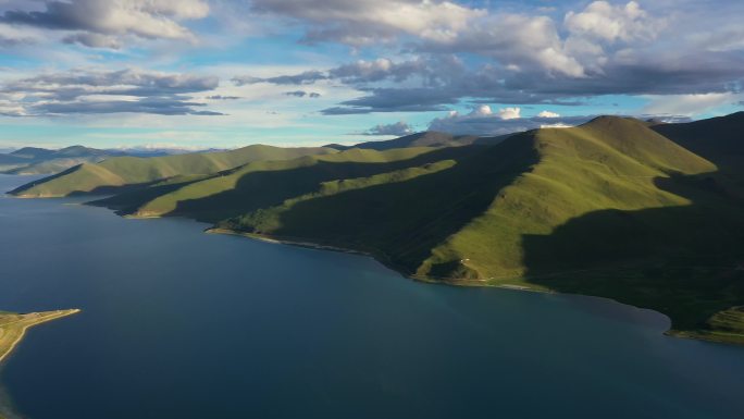 航拍夏天黄昏时分的羊卓雍措风光