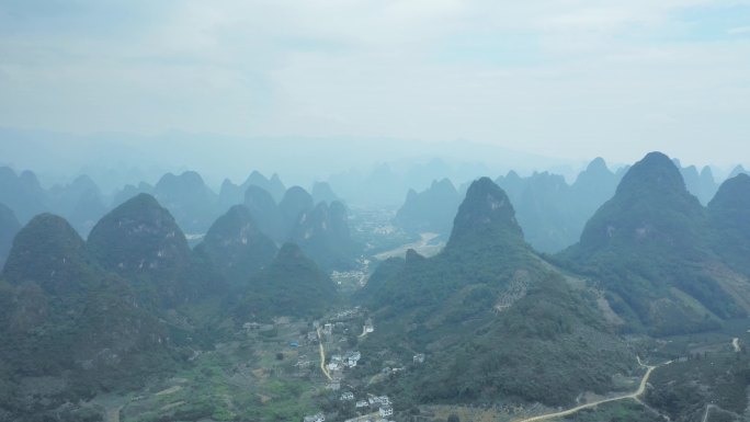 桂林山水风景秀丽群山绵延地势地貌