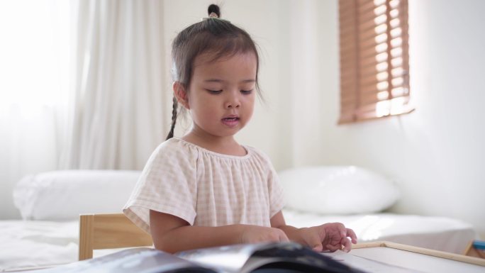 小女孩喜欢在家里读儿童读物