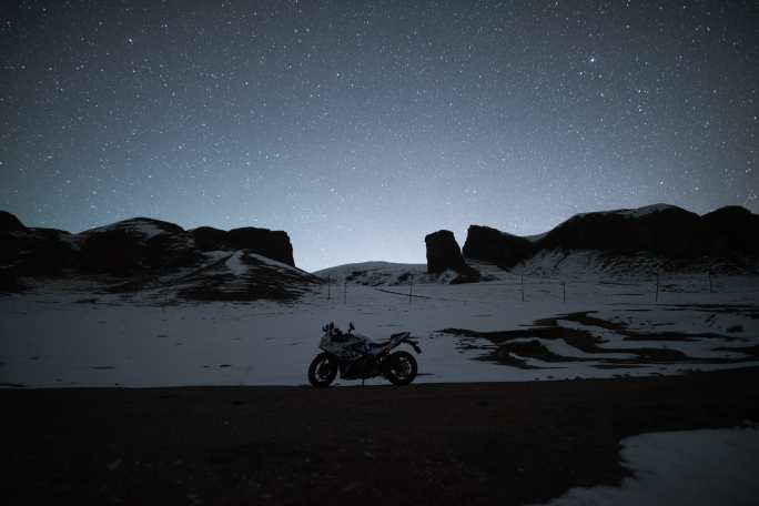 星空下的摩托车延时摄影