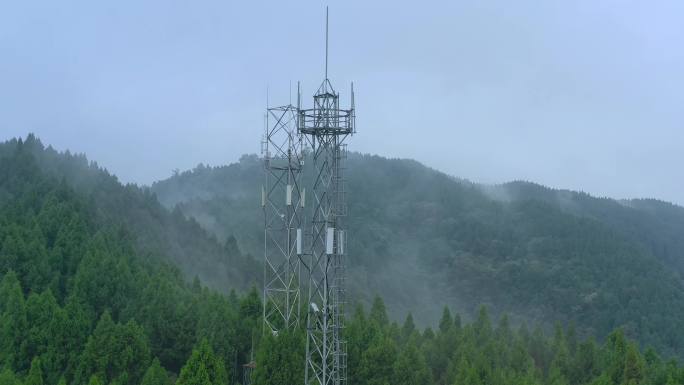 航拍山区云雾中的信号塔