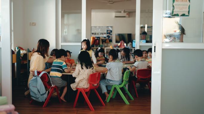 亚洲蒙台梭利学龄前学生在课堂上享受绘画