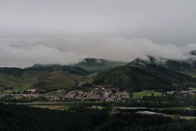雨后小村庄的延时摄影 云雾