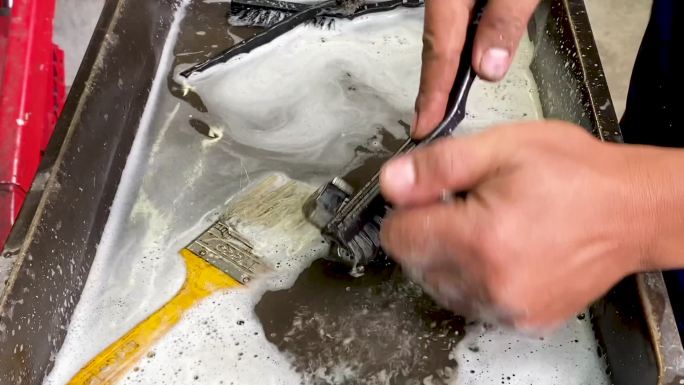 机械师正在修理、清洗和抛光汽车制动盘。