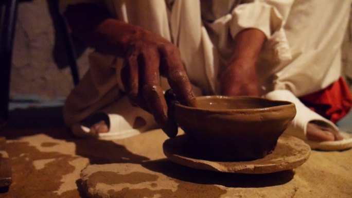 用粘土做小碗的人用粘土做小碗陶瓷