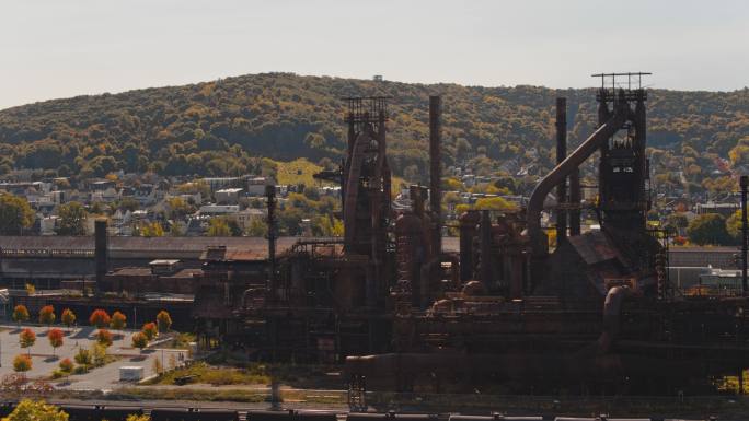 SteelStacks-宾夕法尼亚州伯利恒的历史悠久的钢铁厂。航拍无人机视频，前摄镜头动作。