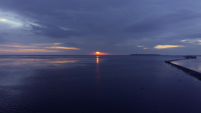 青海冬天青海湖的日出航拍