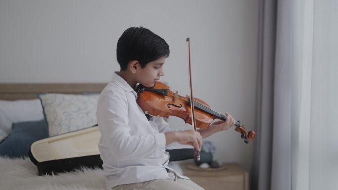 拉小提琴的男孩儿童教育小提琴男孩