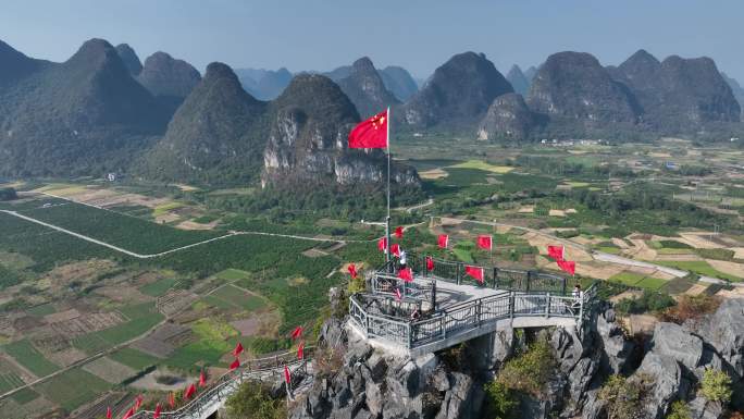 广西桂林会仙玻璃田山脊上的国旗