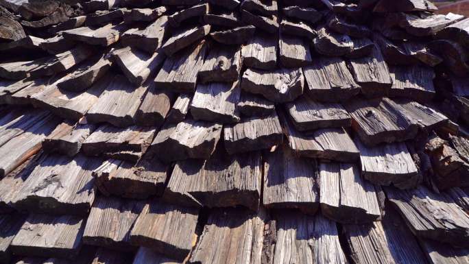 景德镇传统瓷器加工厂柴窑用的干木柴