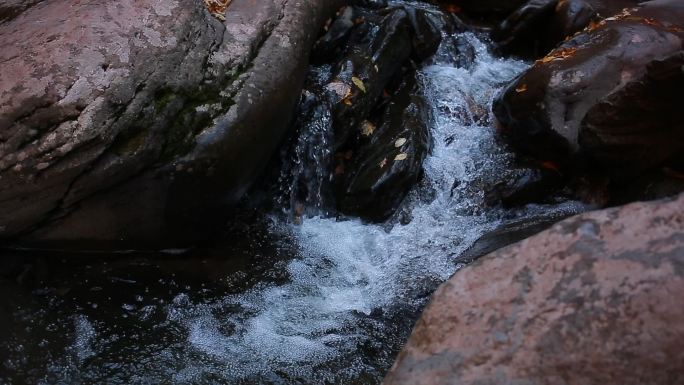 自然流水跌水