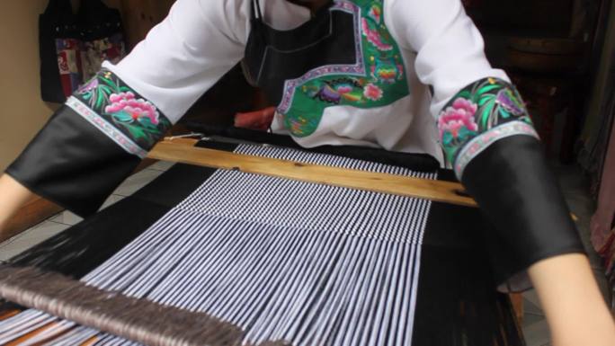 苗族妇女用传统方法织布
