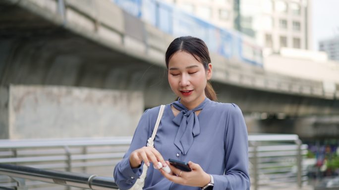 女商人愉快地使用蓝牙耳机