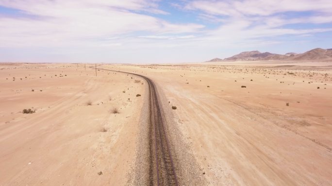 穿过沙漠的铁路鸟瞰图