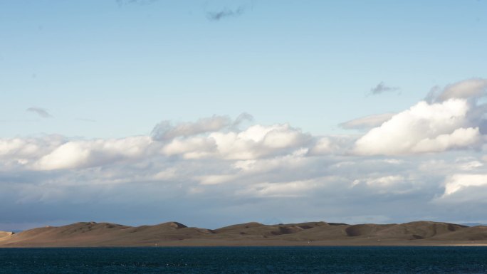 青海湖夏天的云朵 加远处的沙漠延摄影