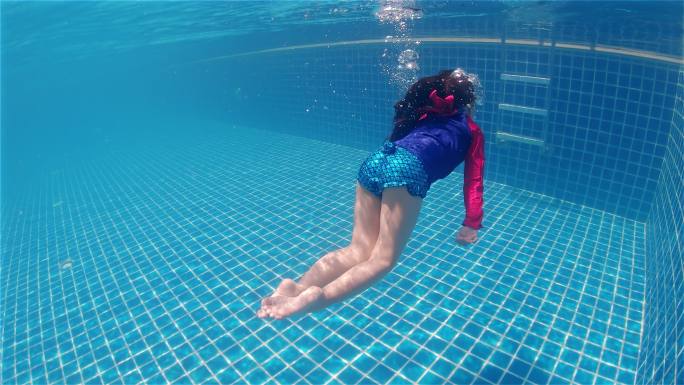 快乐可爱的小女孩在游泳池