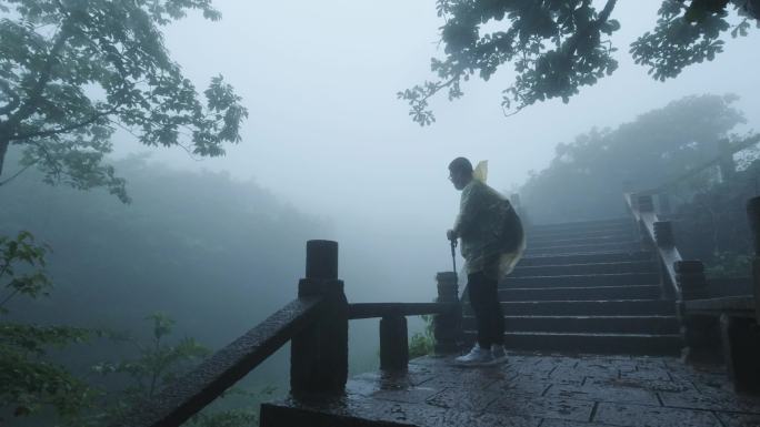 雨中的游客，中国安徽黄山