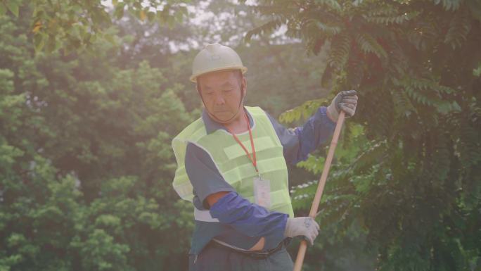 清晨环卫工人清扫道路