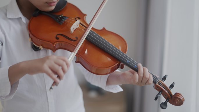 拉小提琴的男孩西方乐器拉琴演奏乐曲