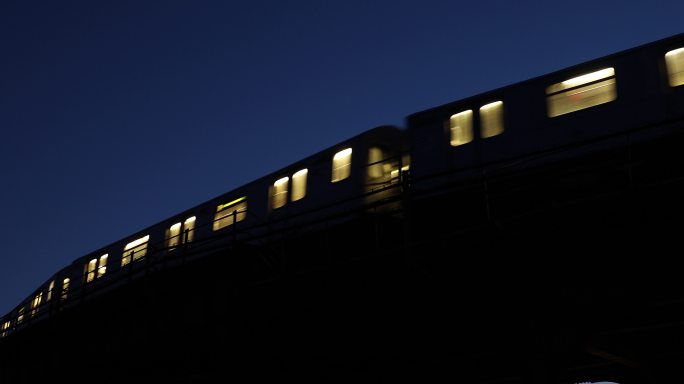 黄昏时的地铁列车夜班车