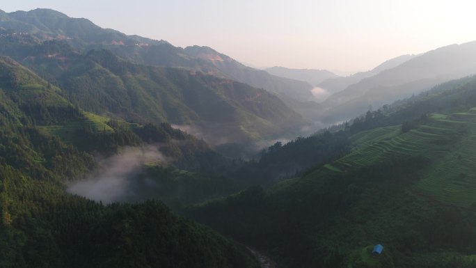 清晨航拍山谷薄雾恢弘壮丽峡谷