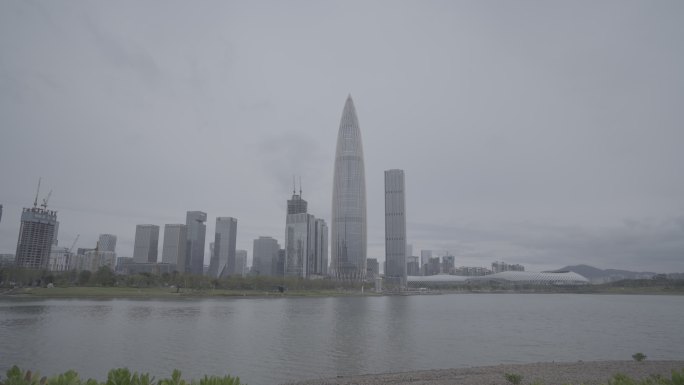 下雨天的湖边的空镜